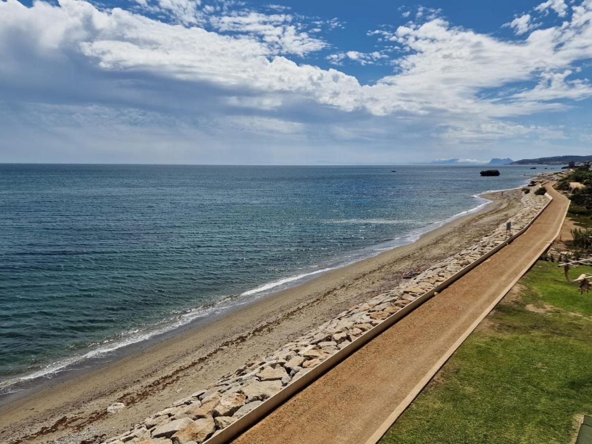 Апартаменты Beachfront, Top Floor Corner 2-Bed, Estepona Paseo Экстерьер фото