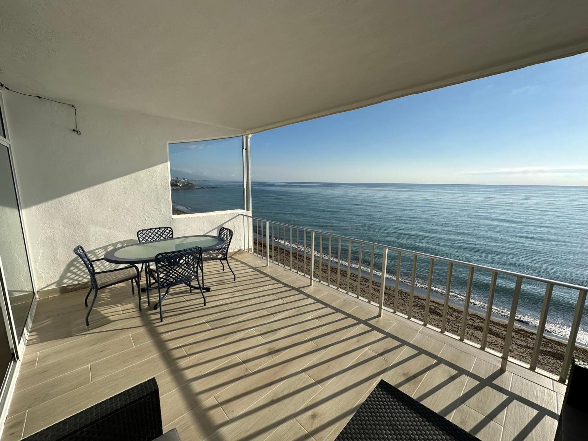 Апартаменты Beachfront, Top Floor Corner 2-Bed, Estepona Paseo Экстерьер фото